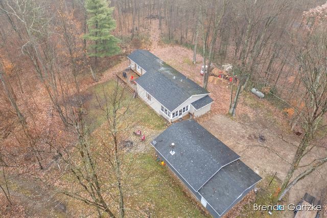 9807 N Maple Hill Road, Reynolds Twp, MI 49329