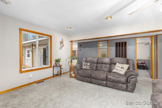 9807 N Maple Hill Road, Reynolds Twp, MI 49329