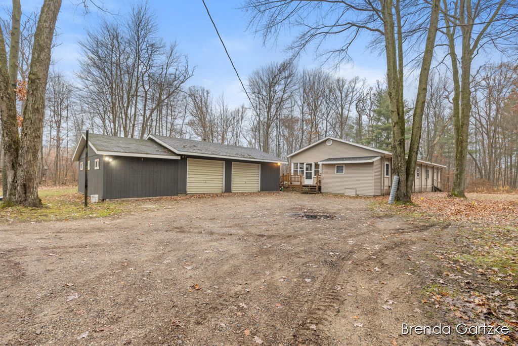 9807 N Maple Hill Road, Reynolds Twp, MI 49329