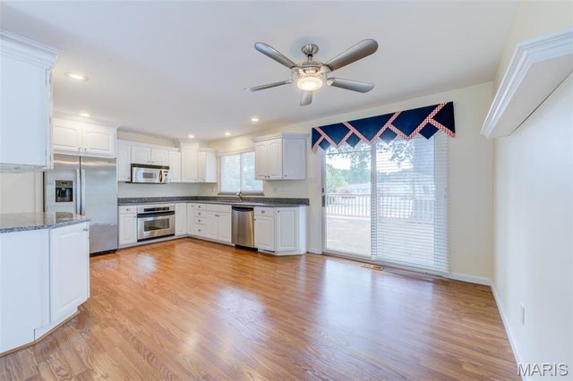 127 Spring Leaf Drive, St Peters, MO 63376
