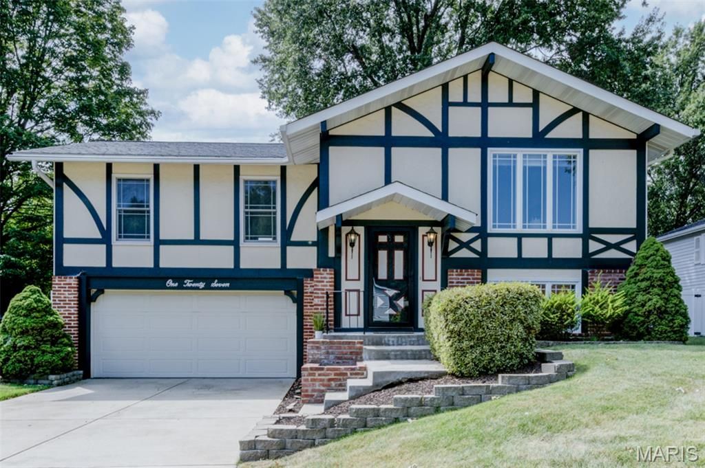 127 Spring Leaf Drive, St Peters, MO 63376
