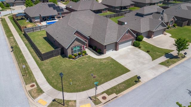 4846 W Wales Drive, Fayetteville, AR 72704