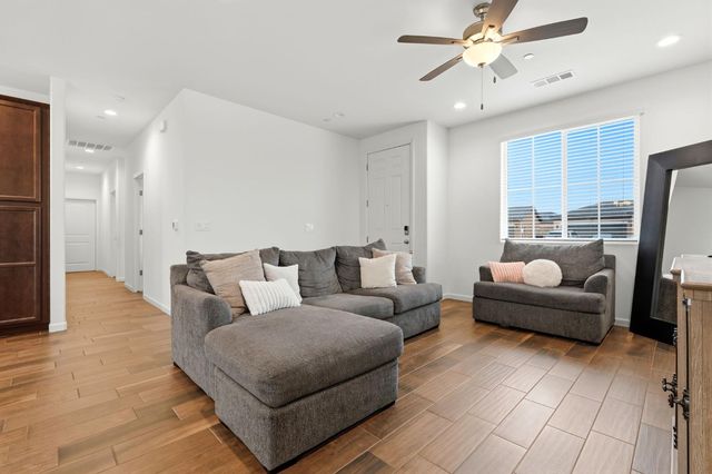 3125 Seymour Street, Tulare, CA 93274