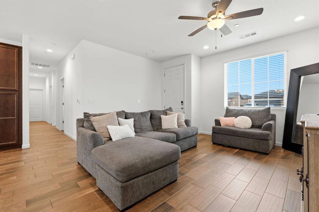 Image 14 of property listing at 3125 Seymour Street, Tulare, CA 93274