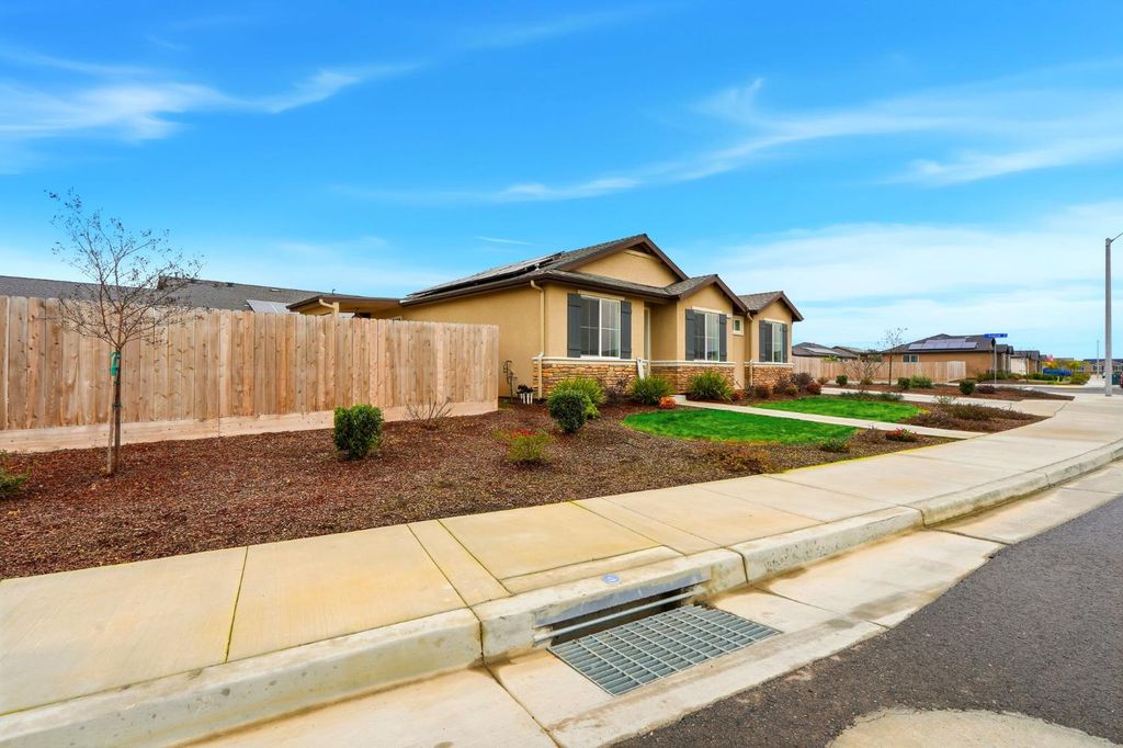 Image 6 of property listing at 3125 Seymour Street, Tulare, CA 93274