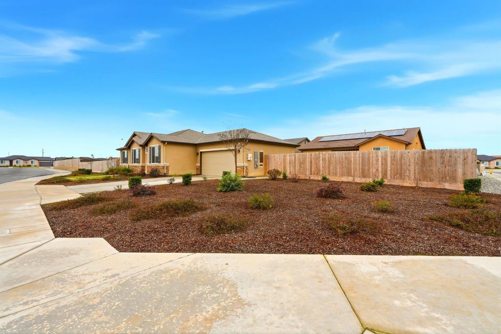 Image 7 of property listing at 3125 Seymour Street, Tulare, CA 93274