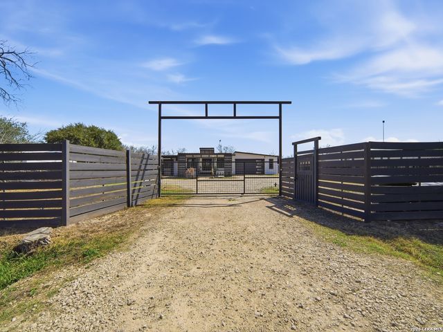 19320 Leal St, San Antonio, TX 78221