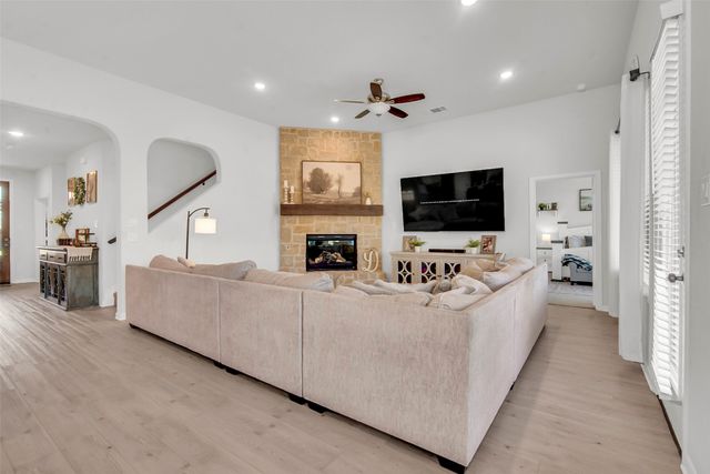 611 Metallic Tree Lane, Van Alstyne, TX 75495