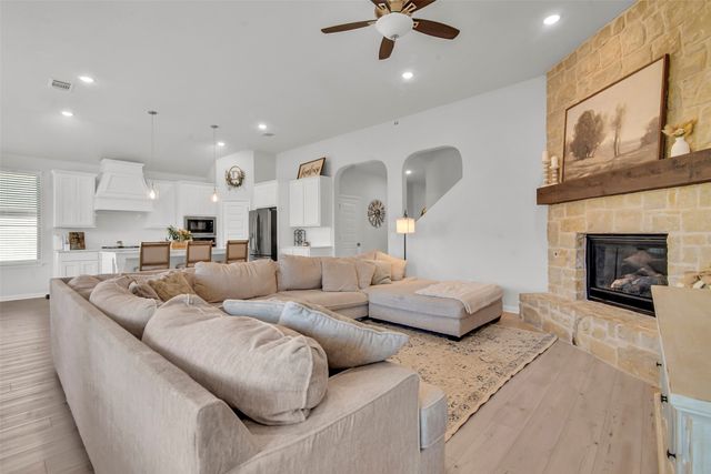 611 Metallic Tree Lane, Van Alstyne, TX 75495
