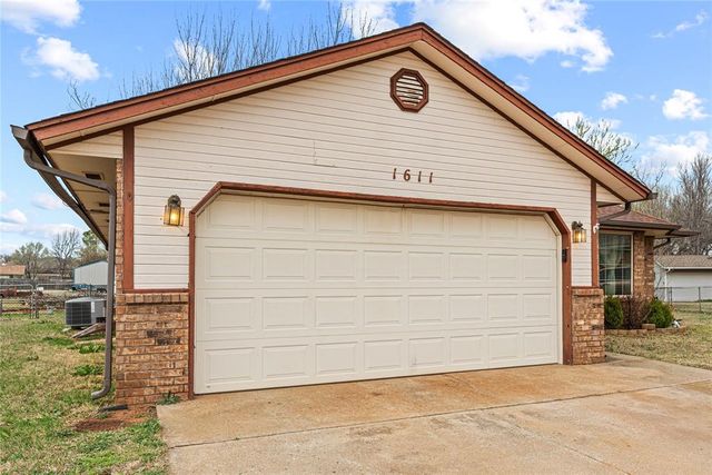 1611 N Orchard Terrace, Mustang, OK 73064