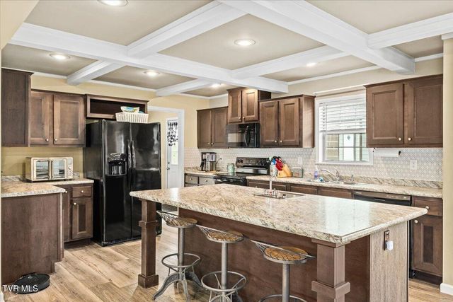 933 Hunting Hill Road, Piney Flats, TN 37686