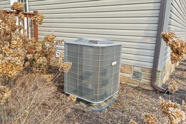 933 Hunting Hill Road, Piney Flats, TN 37686