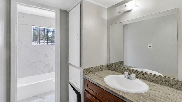 122 E Crosstimbers Street 117, Houston, TX 77022