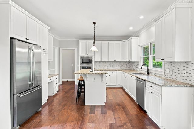 8009 Montcastle Dr, Nashville, TN 37221