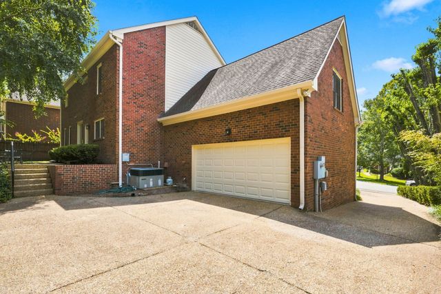 8009 Montcastle Dr, Nashville, TN 37221