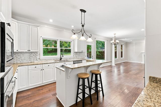 8009 Montcastle Dr, Nashville, TN 37221