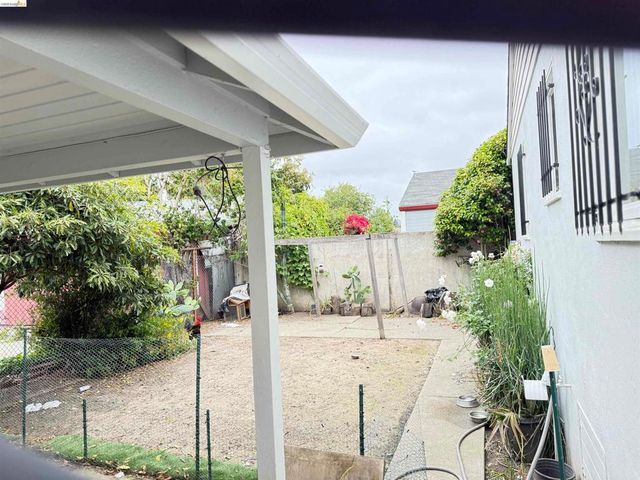 1267 101St Ave, Oakland, CA 94603