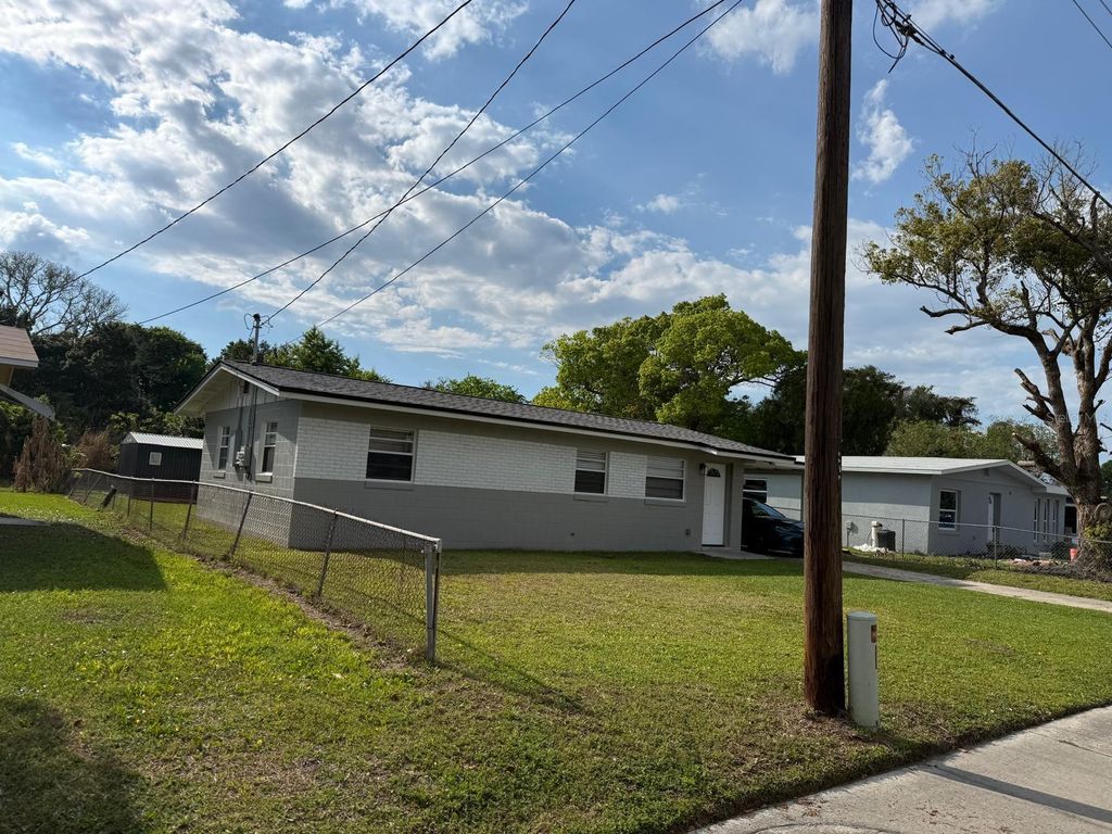 Image 2 of property listing at 342 CAMPUS VIEW DRIVE, Orlando, FL 32810