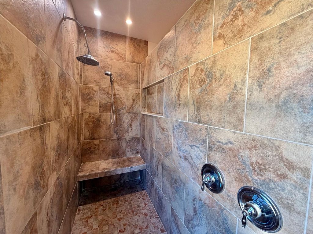 Image 26 of property listing at 25012 CHIPSHOT COURT, Sorrento, FL 32776