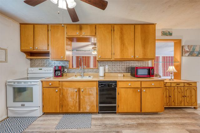 204 W Lakeshore DR, Llano, TX 78643
