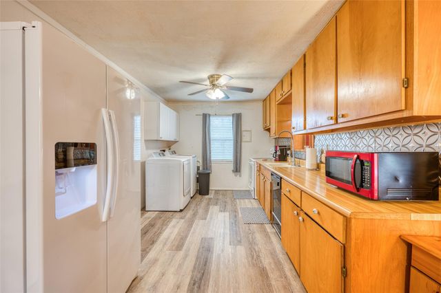 204 W Lakeshore DR, Llano, TX 78643