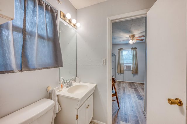 204 W Lakeshore DR, Llano, TX 78643