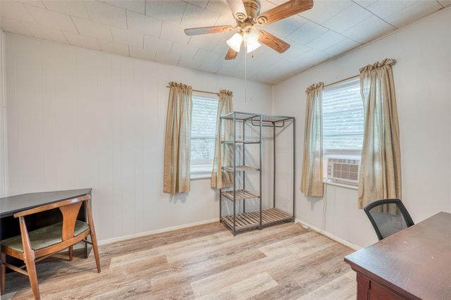 204 W Lakeshore DR, Llano, TX 78643
