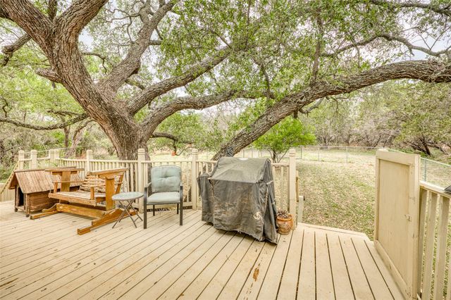 204 W Lakeshore DR, Llano, TX 78643