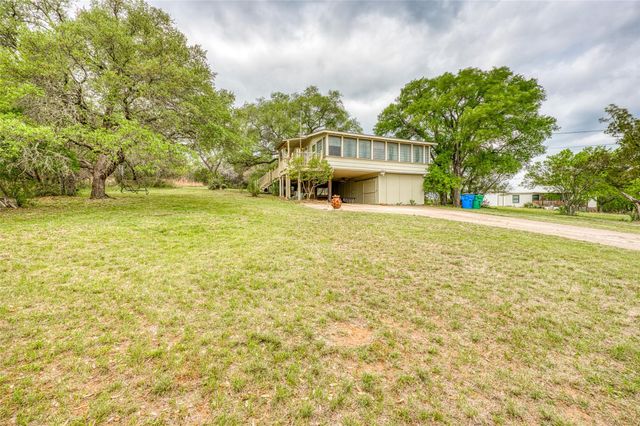 204 W Lakeshore DR, Llano, TX 78643