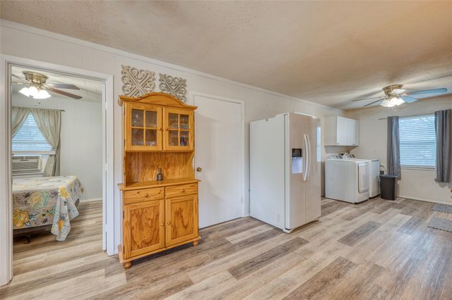 204 W Lakeshore DR, Llano, TX 78643