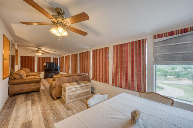 204 W Lakeshore DR, Llano, TX 78643