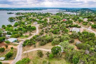 204 W Lakeshore DR, Llano, TX 78643