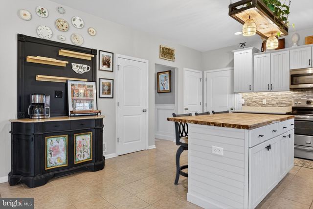 25 THOROUGHBRED DR, York Haven, PA 17370