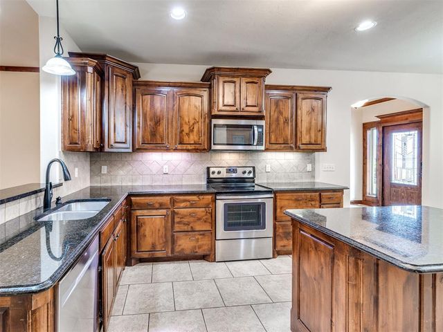 2121 Mill Creek Way, Choctaw, OK 73020