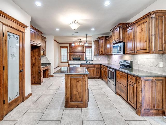 2121 Mill Creek Way, Choctaw, OK 73020