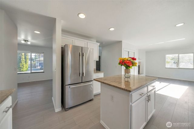 9925 S 242nd Place, Kent, WA 98030