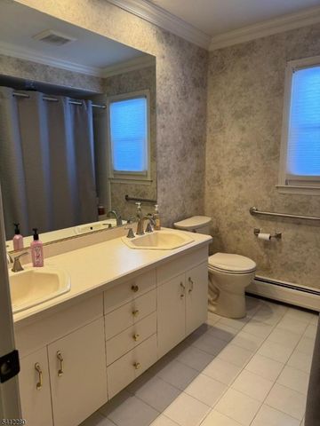 19 Knox Ter, Totowa Boro, NJ 07512