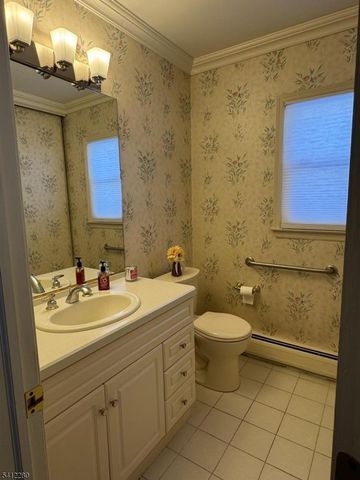 19 Knox Ter, Totowa Boro, NJ 07512