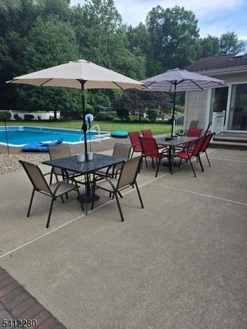 19 Knox Ter, Totowa Boro, NJ 07512