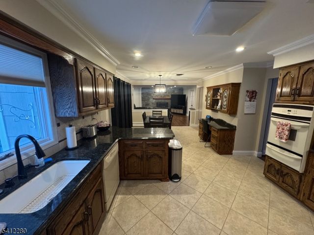 19 Knox Ter, Totowa Boro, NJ 07512