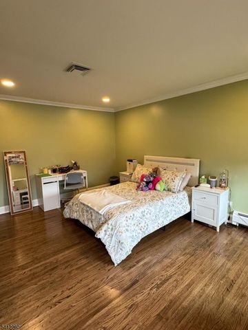 19 Knox Ter, Totowa Boro, NJ 07512