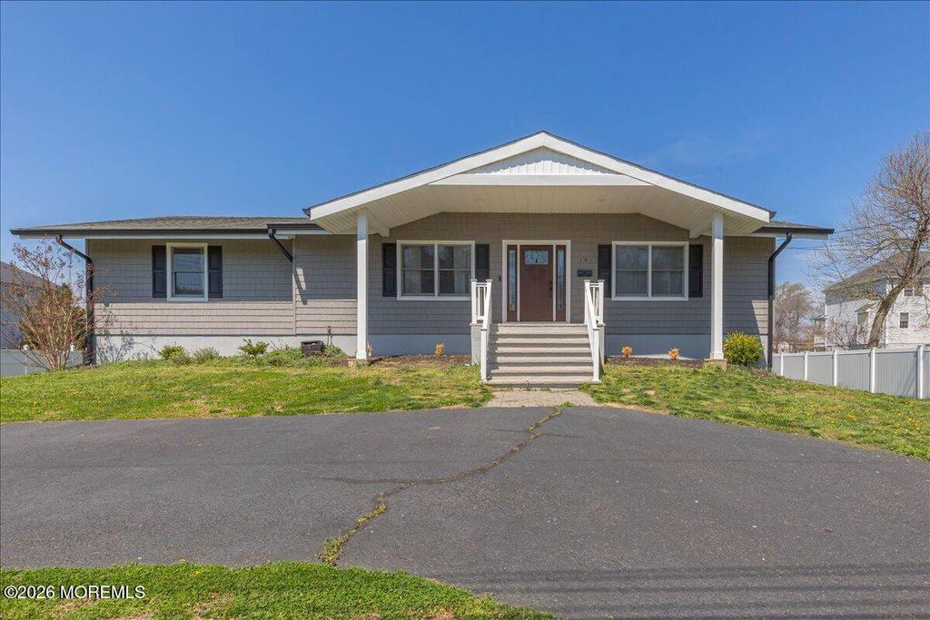 10 Illinois Avenue, Port Monmouth, NJ 07758