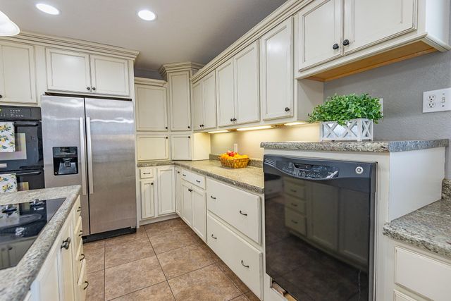 18877 E 1200 Road, Stockton, MO 65785