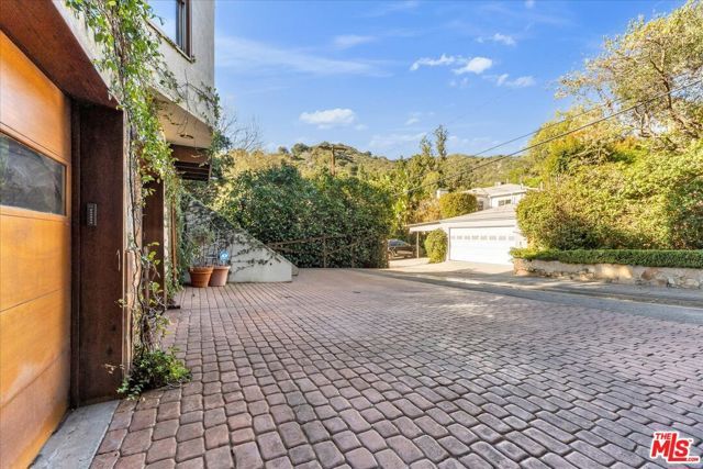 9864 Yoakum Drive, Beverly Hills, CA 90210