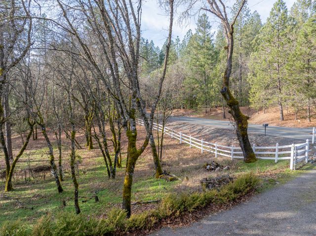 323 Roan Drive, Grants Pass, OR 97526