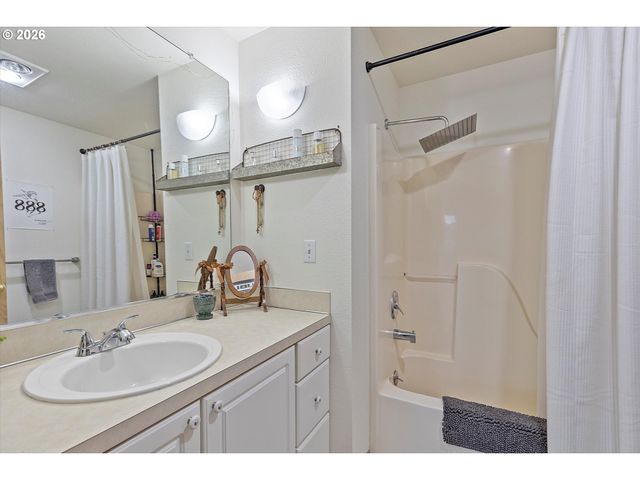 13949 BEAVERCREEK Rd 102, Oregon City, OR 97045