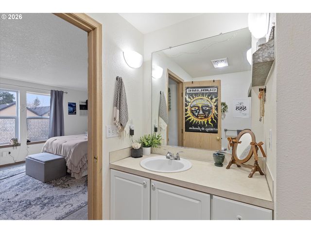 13949 BEAVERCREEK Rd 102, Oregon City, OR 97045