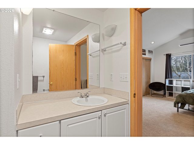 13949 BEAVERCREEK Rd 102, Oregon City, OR 97045