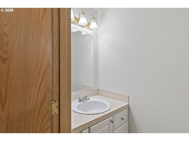 13949 BEAVERCREEK Rd 102, Oregon City, OR 97045