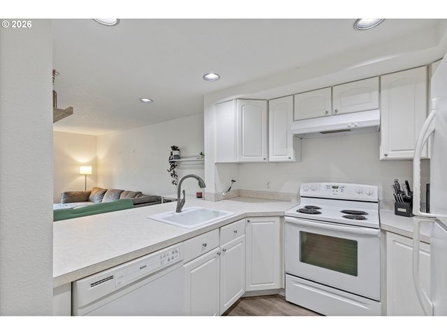 13949 BEAVERCREEK Rd 102, Oregon City, OR 97045